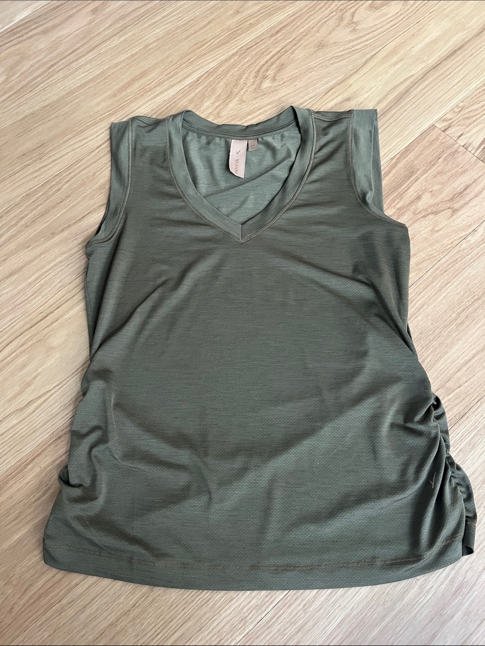 Indyeva Women’s Astrid II  V-Neck Sleeveless Tank Top in Olive size M